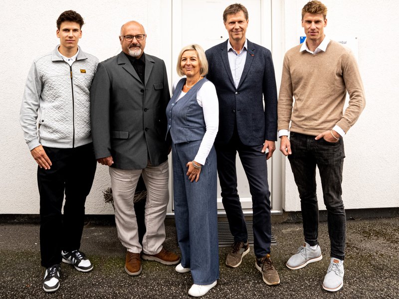 Illustration von fünf Geschäftspersonen in Businesskleidung